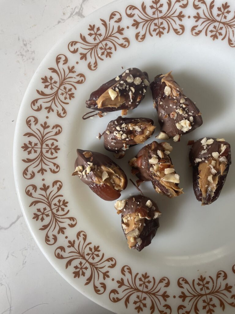 Peanut butter and chocolate-dipped dates are the perfect treats for those who crave something sweet and indulgent. #dates #snack #peanutbutter