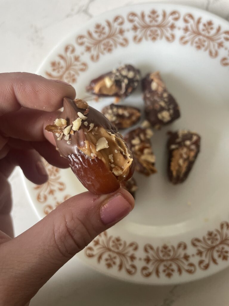 Peanut butter and chocolate-dipped dates are the perfect treats for those who crave something sweet and indulgent. #dates #snack #peanutbutter